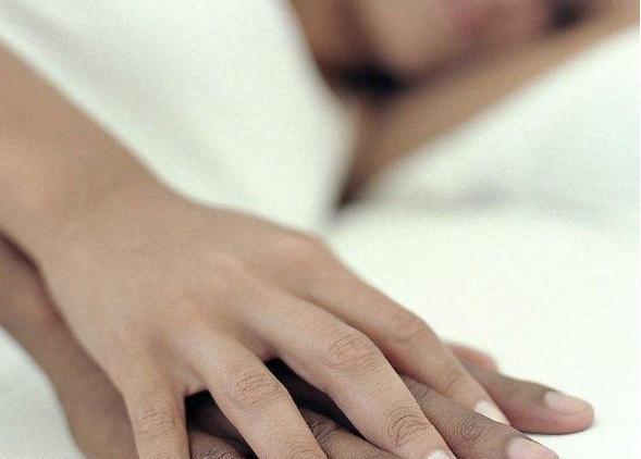 房事后头顶热痛，呕吐不止。症状：女性，每次房事之后，头顶发热，热后就会发生头痛，头晕，两眼昏花，恶心呕吐，有时一次房事后呕吐多次有时连续好几天都呕吐不止，吃点东西就吐出来。